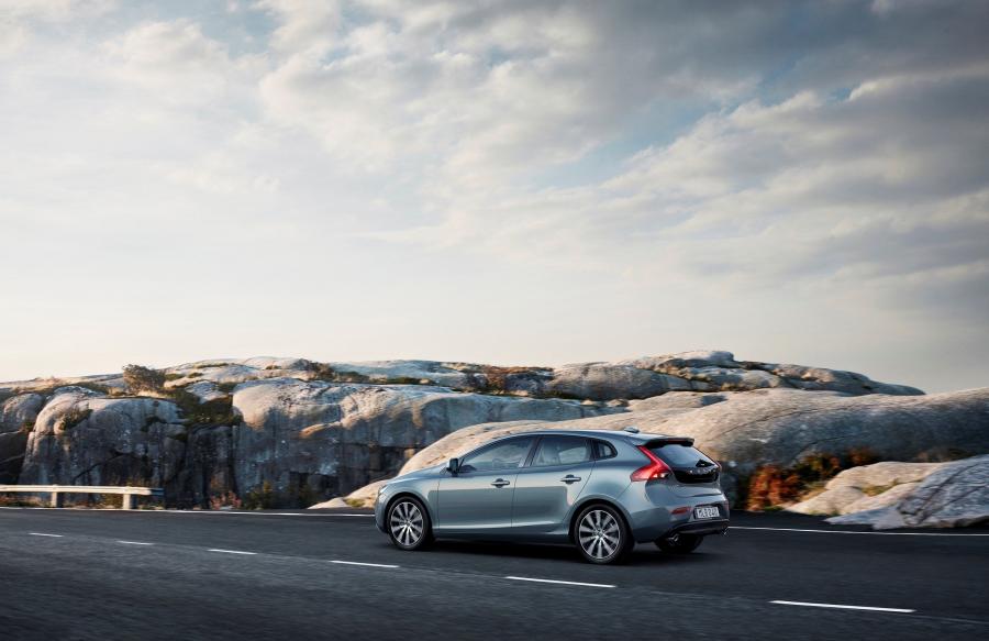  Volvo V40 T4 Momentum 2016 года  (WW) (фото 8 из 18)